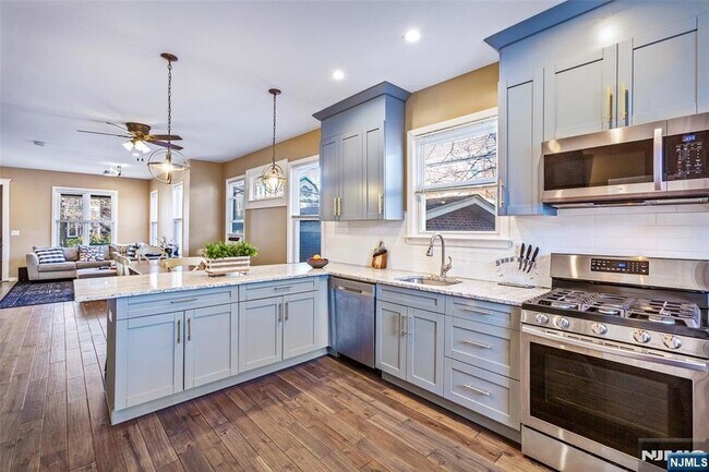 Building Photo - 1054-1056 Hunterdon Street Unit Leftside