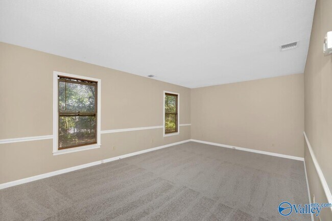 Building Photo - 2048 Woodlawn Dr SW