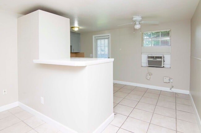 Building Photo - Great Location - 1 Bedroom 1 Bath Duplex w/ Backyard