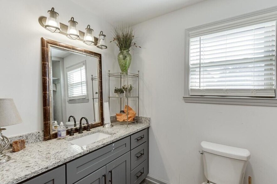 Building Photo - 1051 Gage Dr