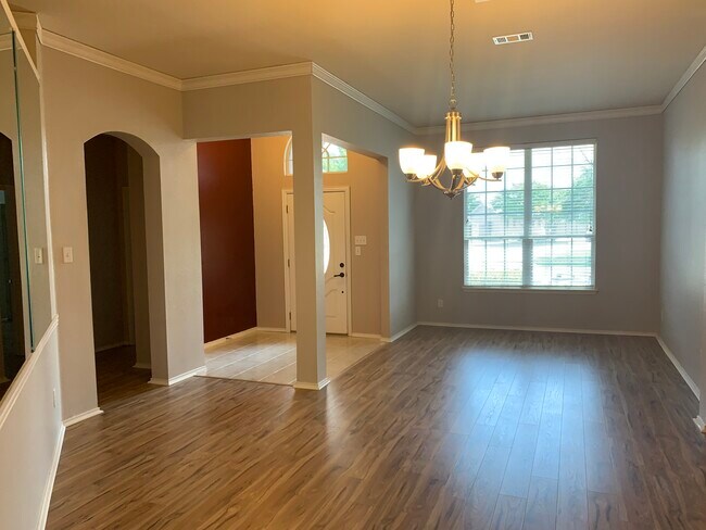 Building Photo - 2031 Trail Gln