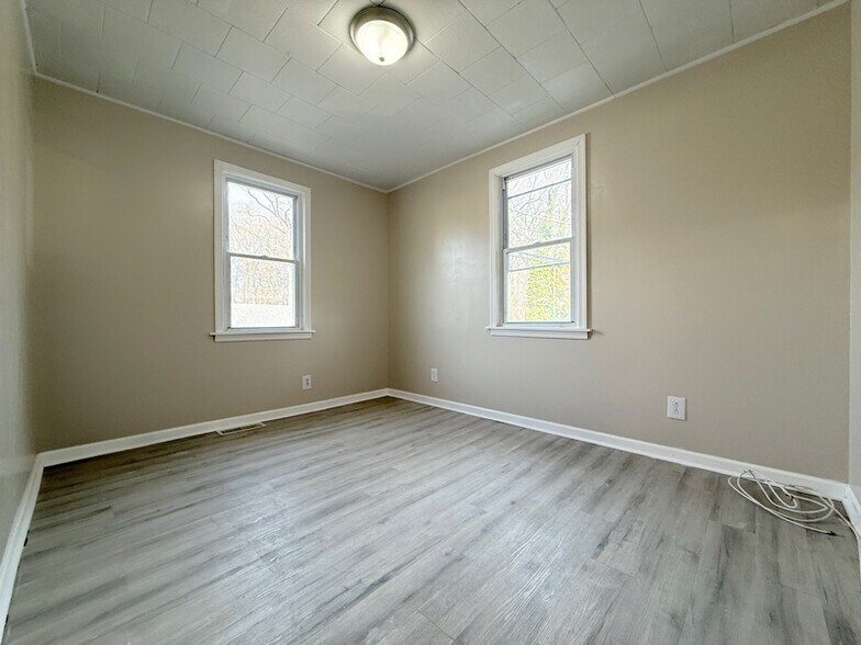 Building Photo - 16 Jenkins Ave