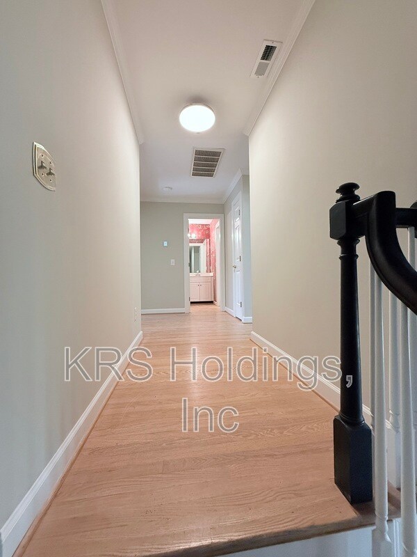 Building Photo - 213 Glen Abbey Dr