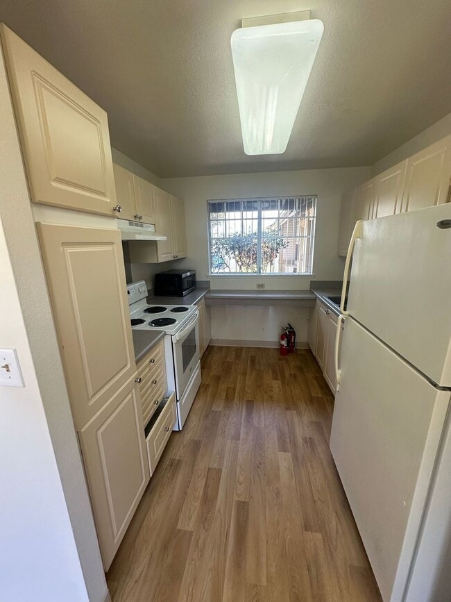 Building Photo - 95-1043 KUAULI ST. #63