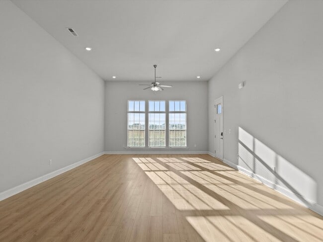 Building Photo - Like-new, modern end-unit townhome located in the desirable Clift’s Farm community in Madison