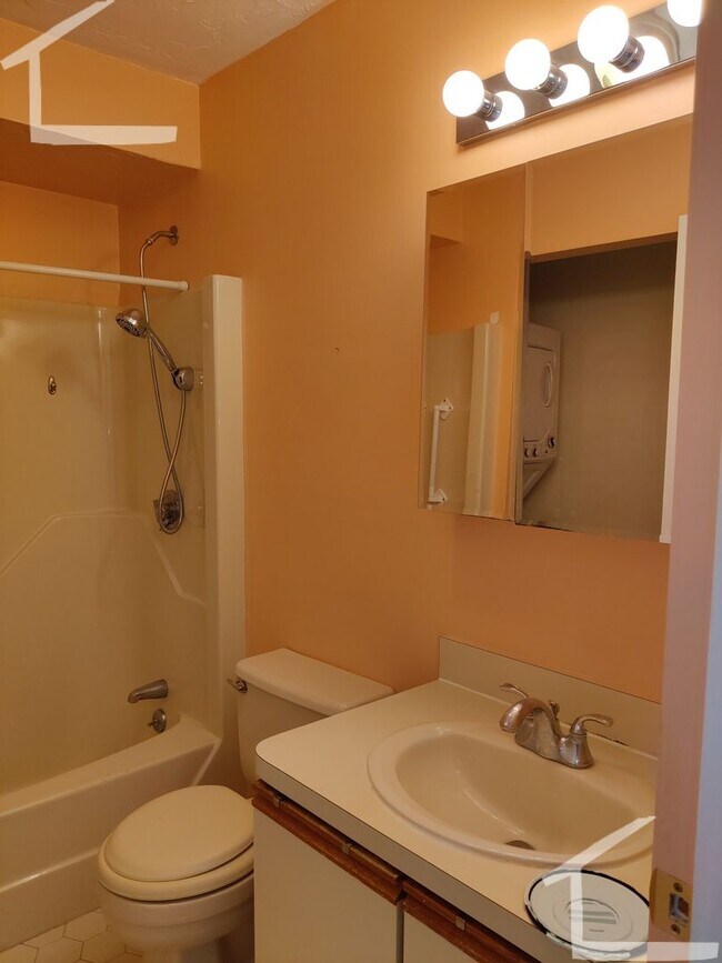 Building Photo - Great Condo-Style 2.5 bedroom Available Feb 1, 2026