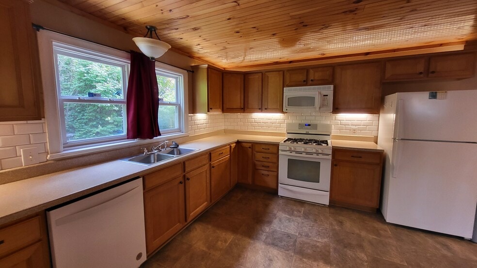 Gas stove, garbage disposal, new tile new micrwave - 116 Faw Rowland St