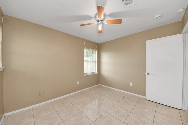 Building Photo - 811 Hillcrest Dr