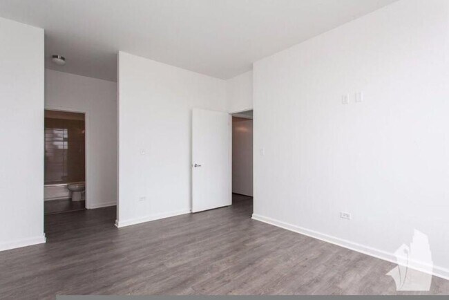 Building Photo - 3 bedroom in Chicago IL 60613