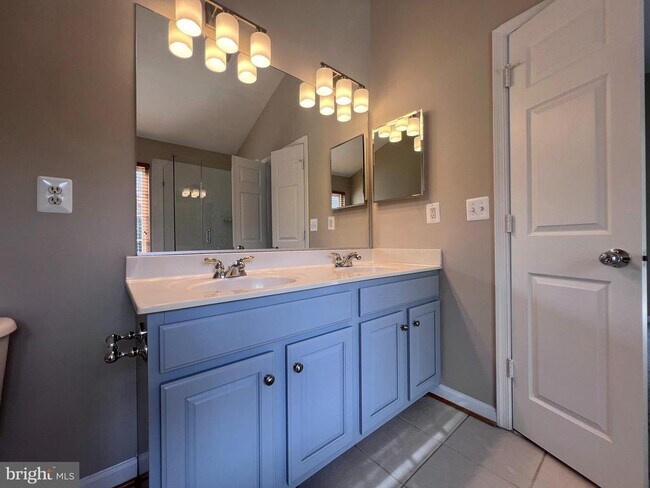 Building Photo - 9757 Cheshire Ridge Cir