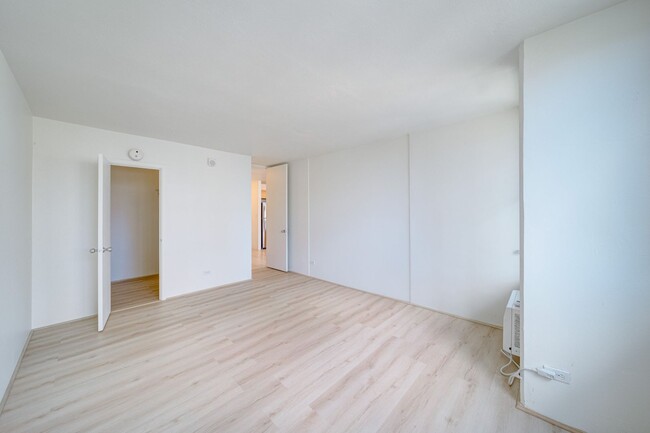 Building Photo - Beautiful, Spacious, Fully Renovated, 1 be...