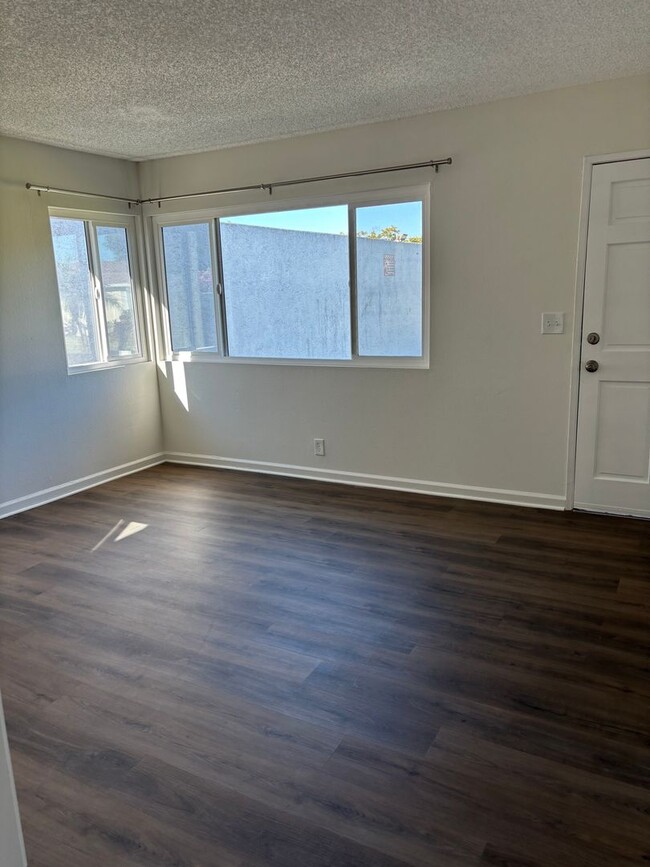 Building Photo - NEWLY REMODELED 2 BEDROOM 1 1/2 BATH CONDO