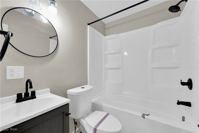 Building Photo - 2016 N Green Rd