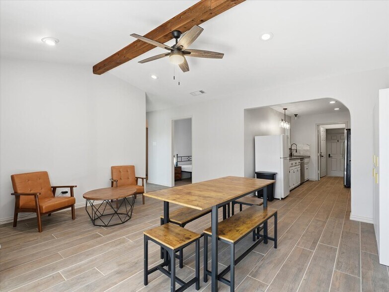 Building Photo - 7010 Lakeshore Dr