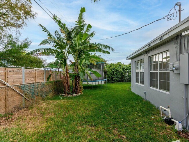 Building Photo - 611 SW 64th Way