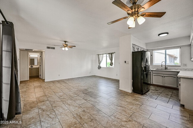 Building Photo - 2610 E Obregon St