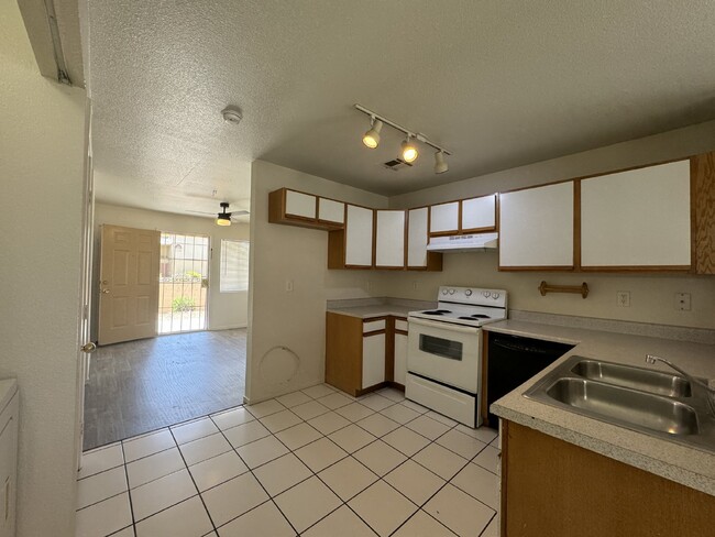 Building Photo - Move-in Ready 2-Bed, 2-Bath Townhouse in D...