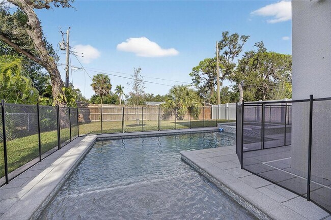 Building Photo - 2335 Oak Terrace