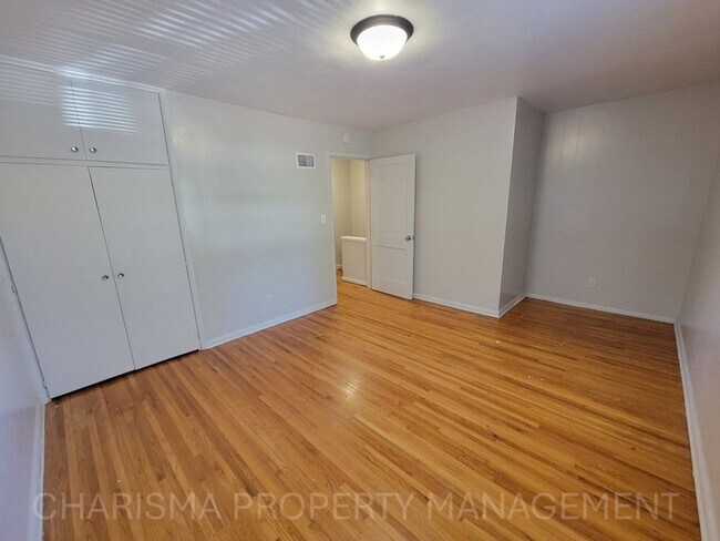 Building Photo - SPACIOUS TWO BEDROOM ONE BATH DUPLEX!! GRE...