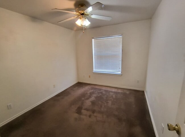 Building Photo - Beautiful 3-Bedroom, 2-Bath Home with Atta...