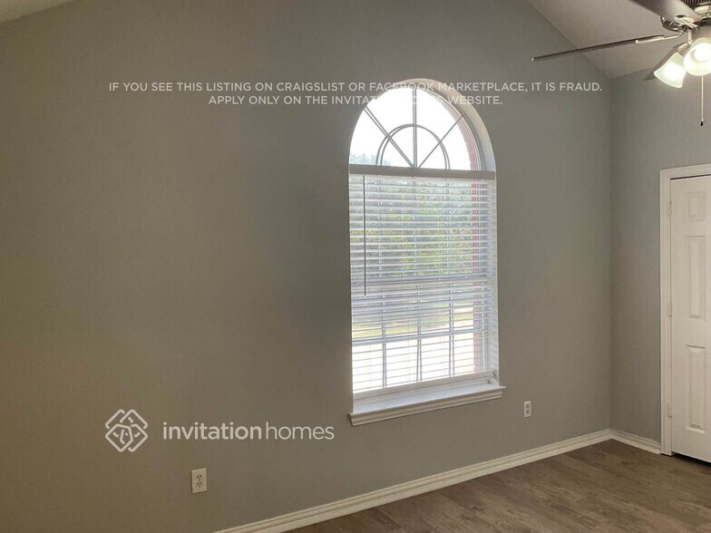Building Photo - 823 Yellowstone Dr