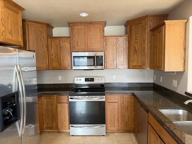 Building Photo - Newer 3 bedrooms 2.5 bathroom townhouse! MOVE IN SPECIAL!