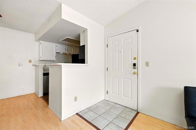 Building Photo - 922 S Walden St