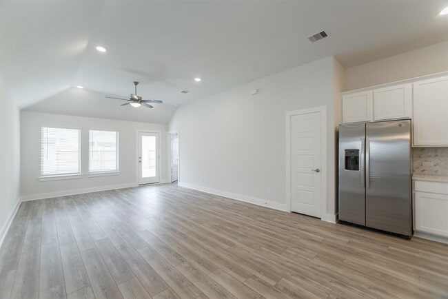 Building Photo - 10626 Whitejacket