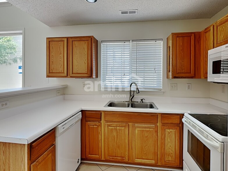 Building Photo - 9428 Meadowmont View Dr