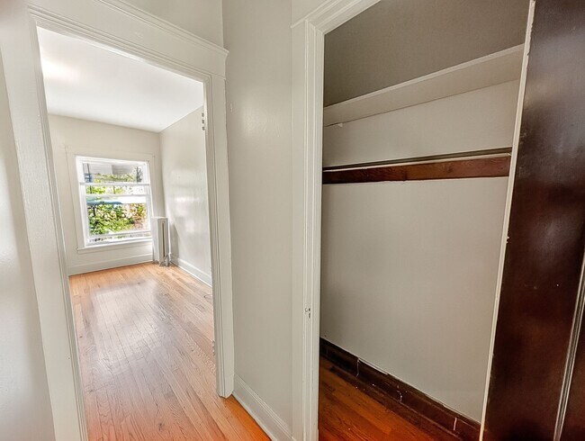 Building Photo - 1304 W Rosemont Ave