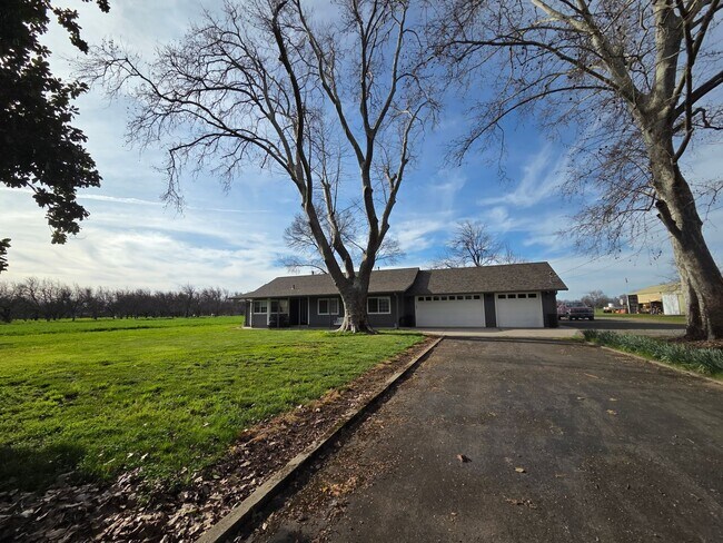Building Photo - Country Style Living in this Charming Home in Anderson