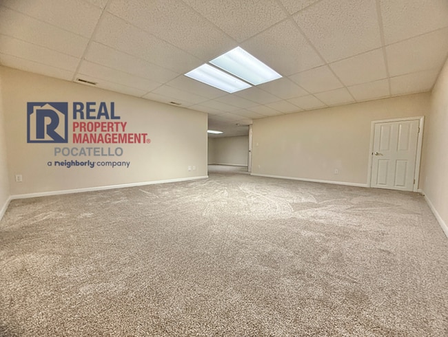 Building Photo - 4 bedroom 3 bathroom - 2 car garage -This ...