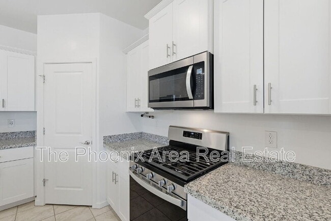 Building Photo - 40643 W Shaver Dr