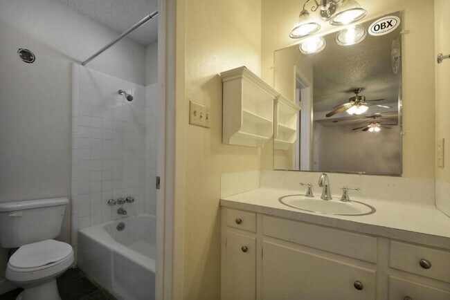 Building Photo - 9410 E Meadow Vale