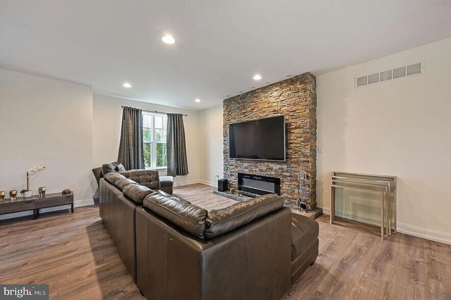 Building Photo - 1340 Carrick Ct