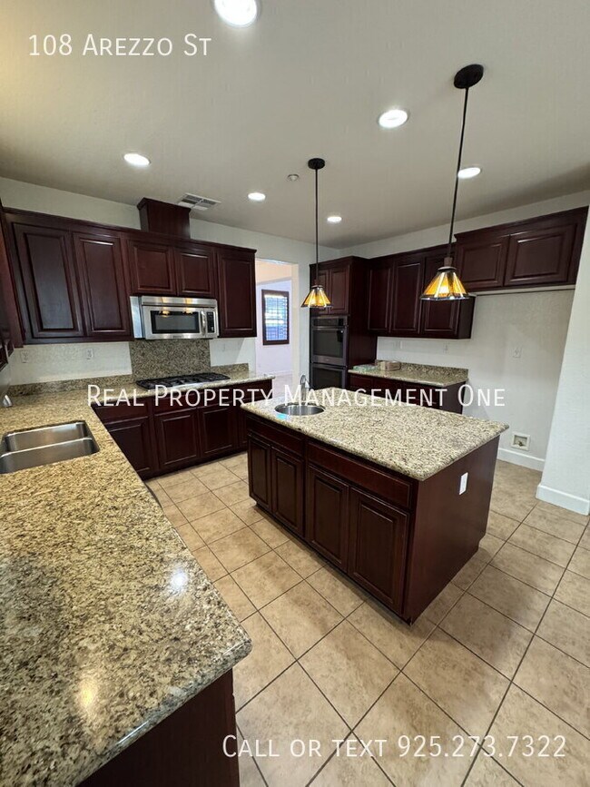 Building Photo - 108 Arezzo St