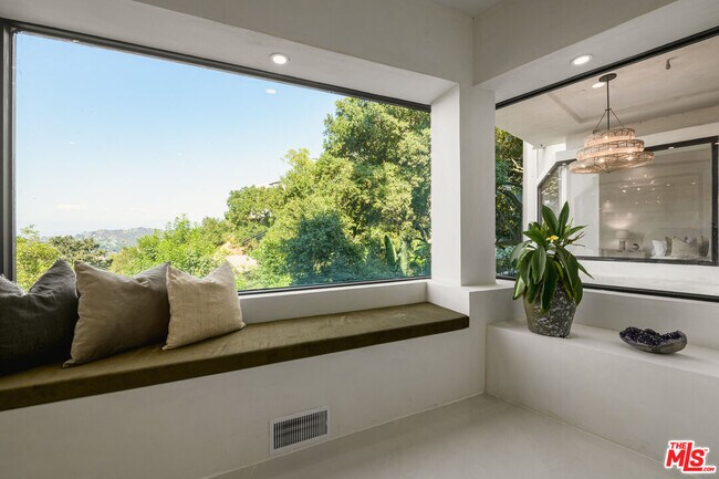 Building Photo - 8896 Lookout Mountain Ave