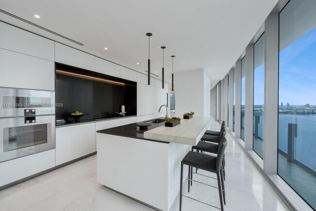 Building Photo - 300 Biscayne Blvd Way