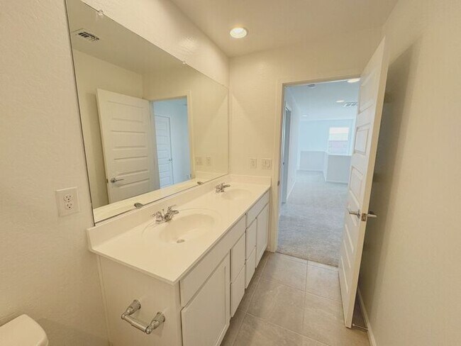 Building Photo - MOVE IN SPECIALS!! ONE MONTH RENT FREE!! New 5-Bedroom Home in Phoenix with Upgrades!