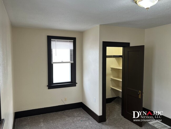 Building Photo - Upper Level 2 Bedroom, 1 Bathroom Duplex - Tenant Pays ALL Utilities