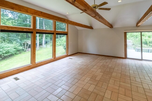 Building Photo - Beautiful Contemporary 3 Bedroom Home