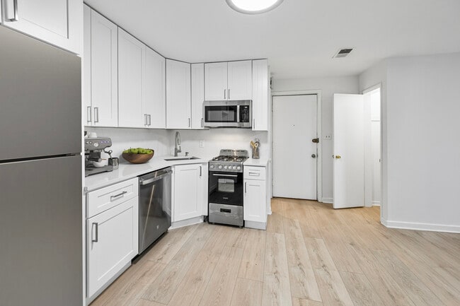 Building Photo - 3037 N Southport Ave