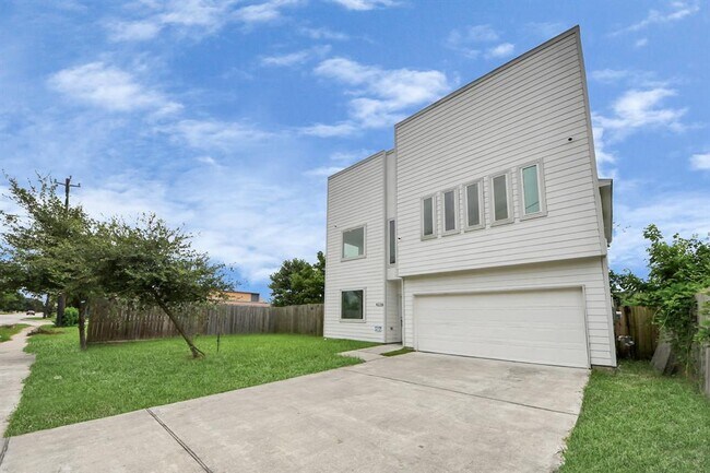 Building Photo - 4228 Bellfort Ave