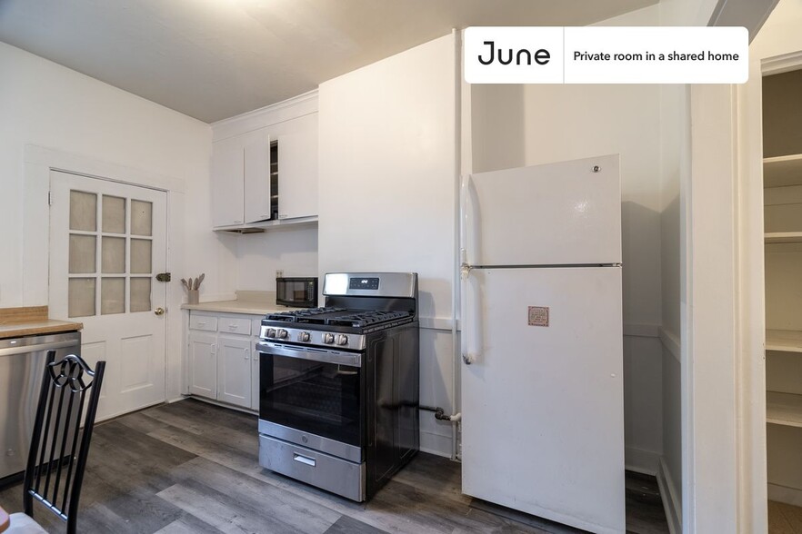 Building Photo - Private bedroom in 3 bed/1 bath Home