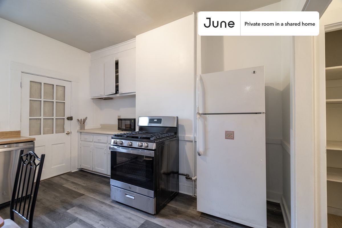 Building Photo - Private bedroom in 3 bed/1 bath Home