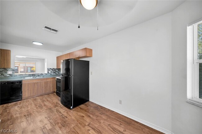 Building Photo - 1044 SE 11th St