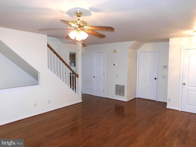Building Photo - 8566 Kingsway Dr