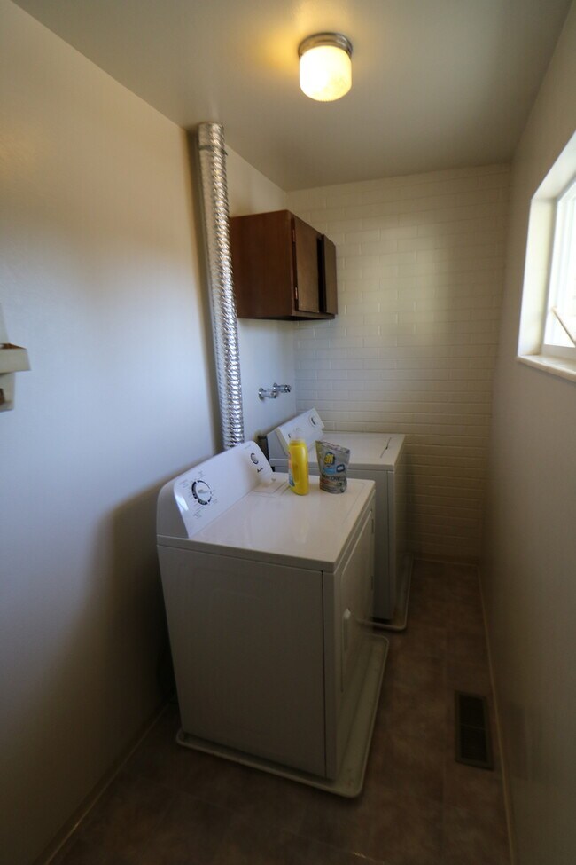 Building Photo - 4 Bedroom 3.5 Bathroom Townhome in Provo!