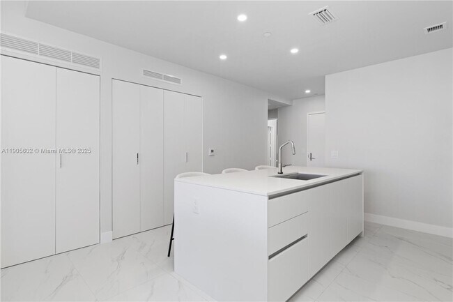 Building Photo - 700 NE 24th St