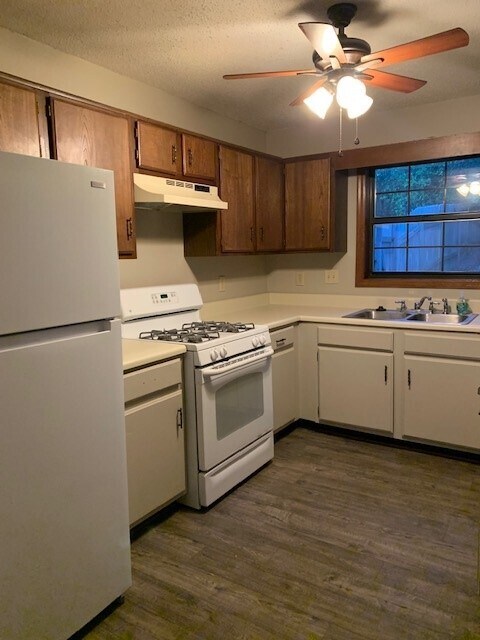 Kitchen refrigerator & stove - 6020 Sand Wedge Cir